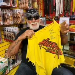 Hogan's Beach Shop WCW Hulk Hogan Ringworn Ring Worn Hulkster T-shirt SIGNED
