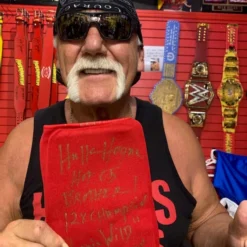 Hogan's Beach Shop Ring Worn Knee Pad